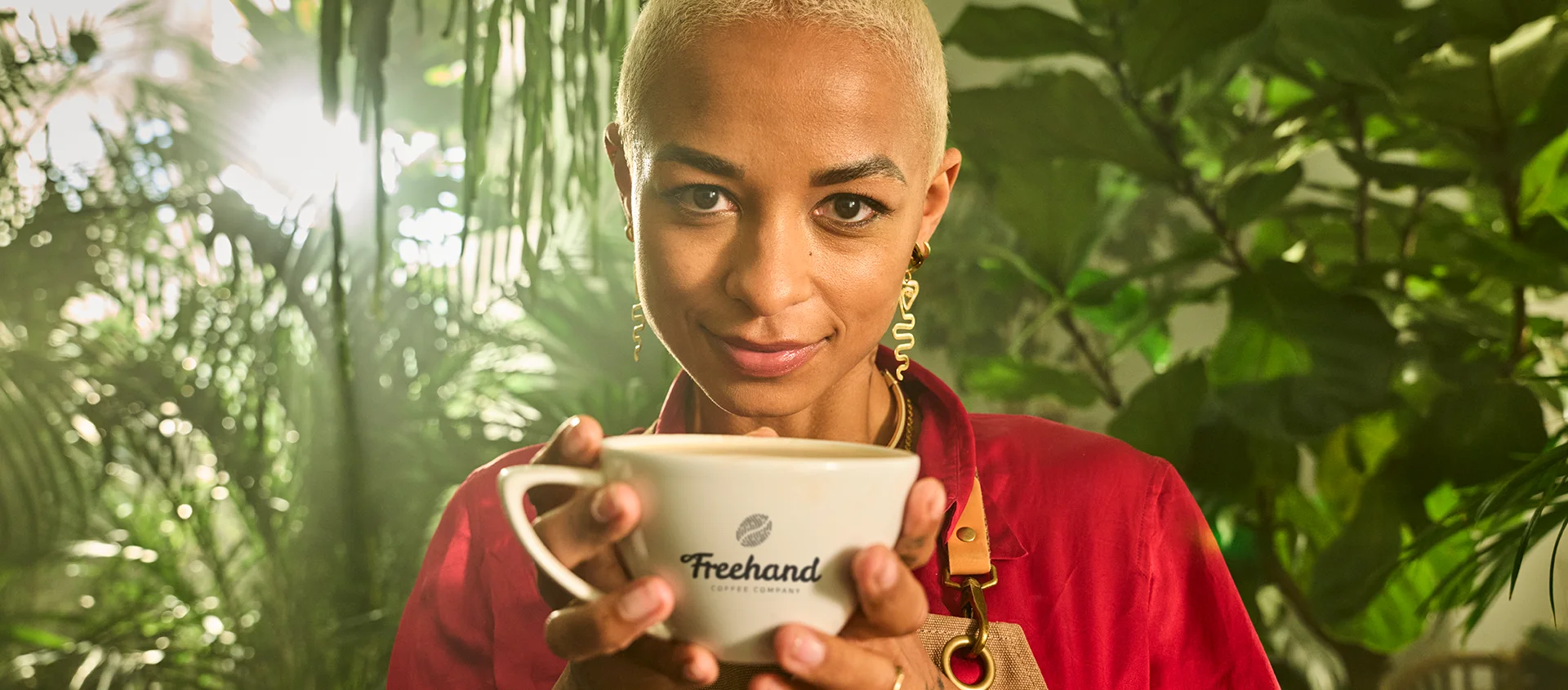 Kvinde med kaffekop