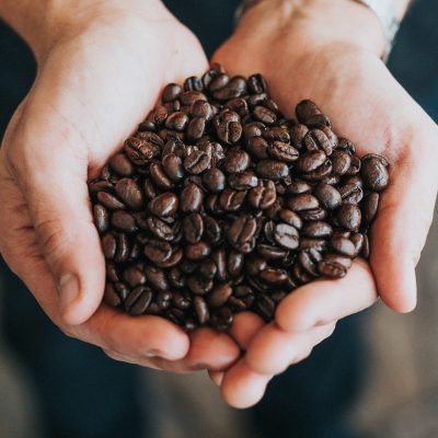 kaffebønner i hånd